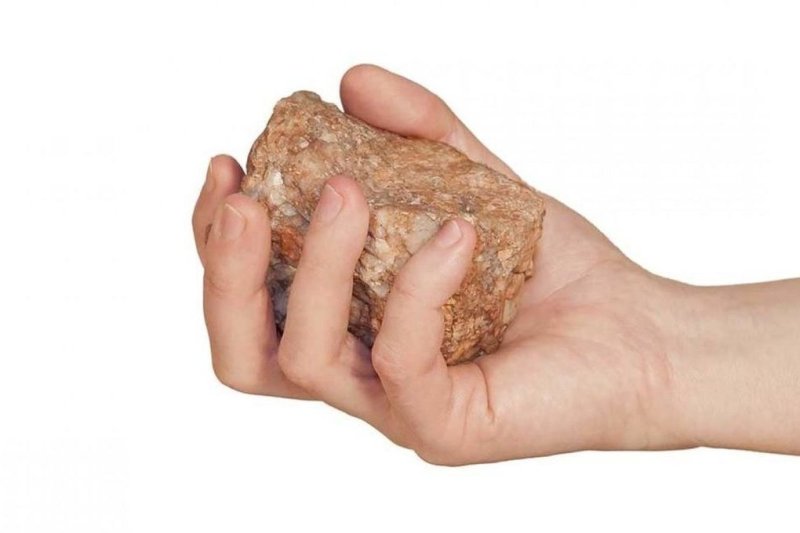 Человек держит камень