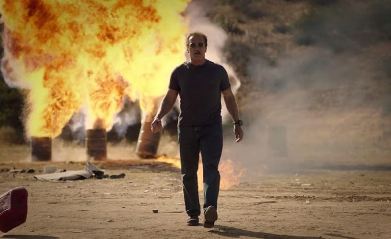 Арнольд Шварценеггер взрывает