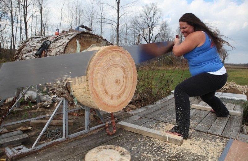 Женщина с дровами