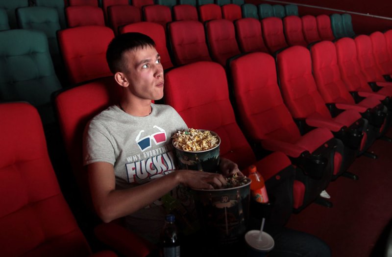 Люди сидят в кинотеатре