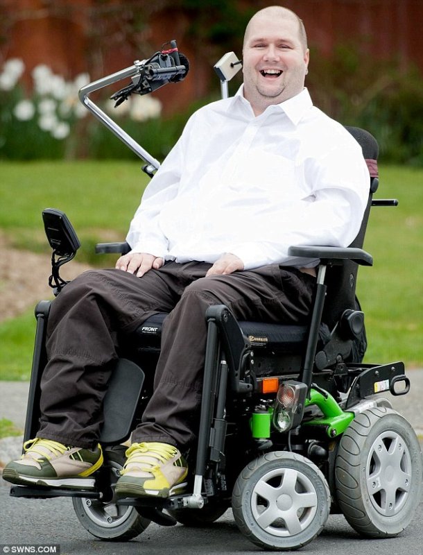 Человек в инвалидной коляске