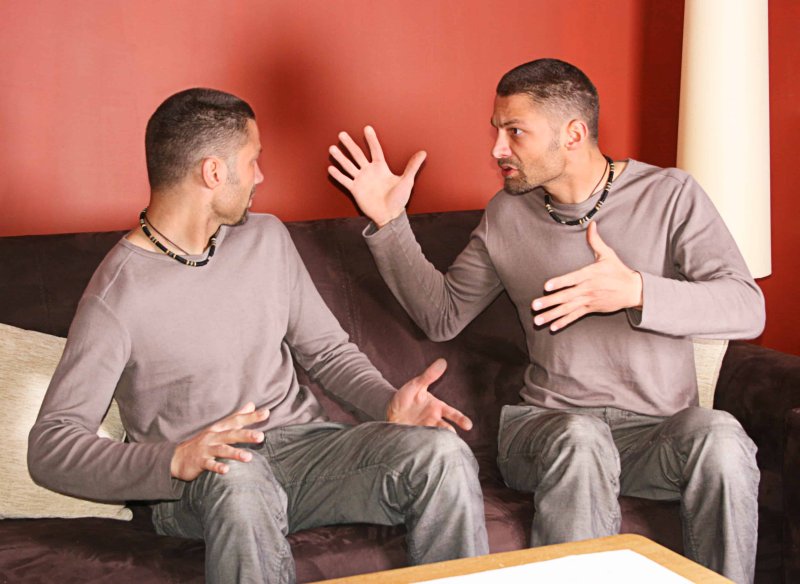 Двое мужчин беседуют