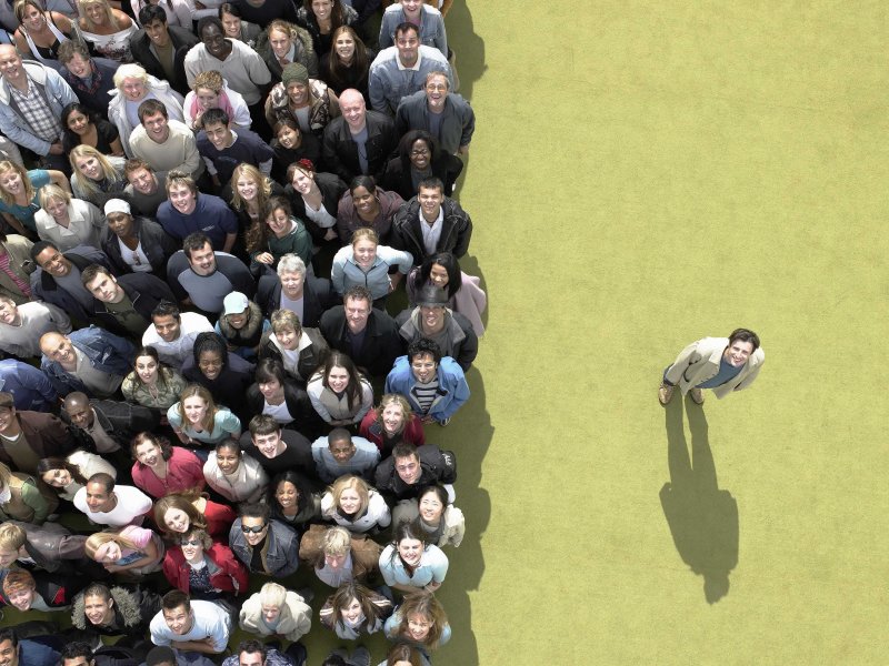 Много людей