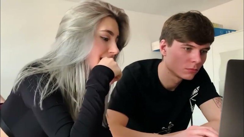 Ева элфи с парнем