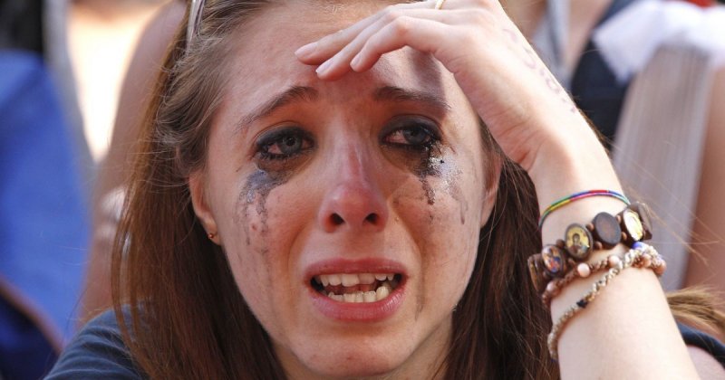 Девушка рыдает