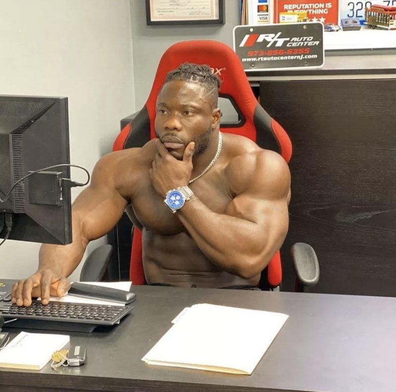 Накаченный мужик за компом