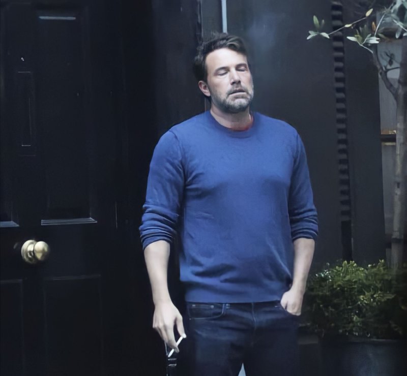 Грустный Бен Аффлек курит