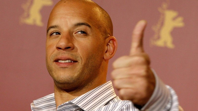 Вин дизель палец вверх