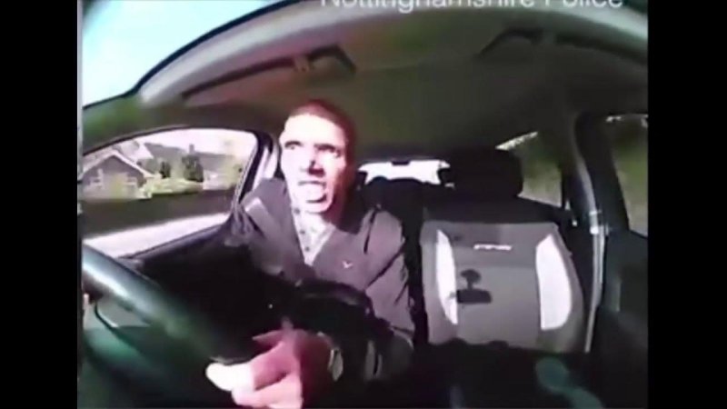 Лысый едет на машине