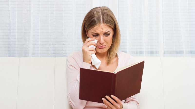 Человек читает