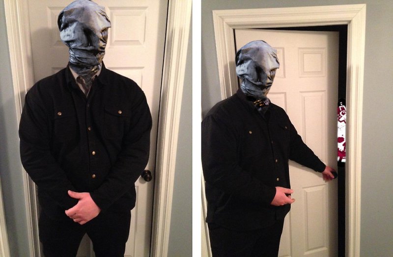 Охранник открывает дверь