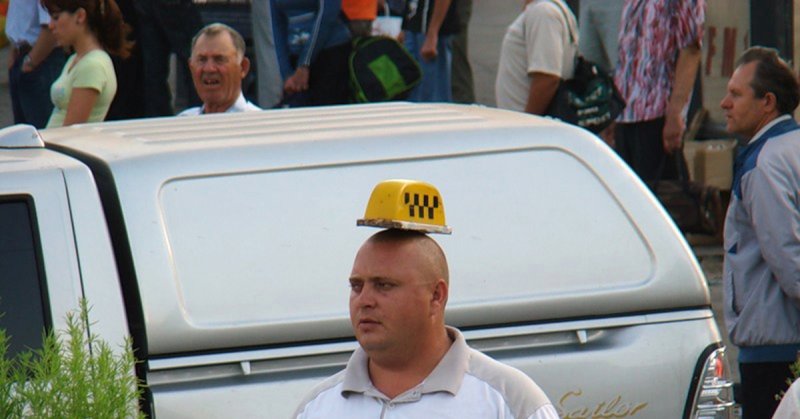 Шашечки такси на голове