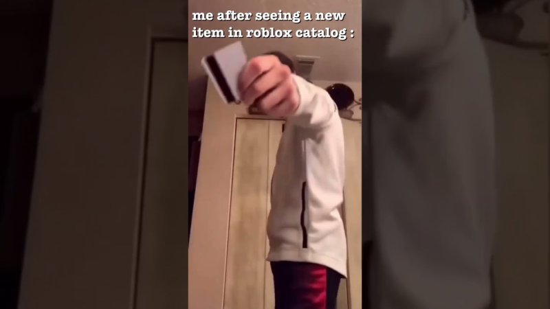 Человек бьет картой по столу