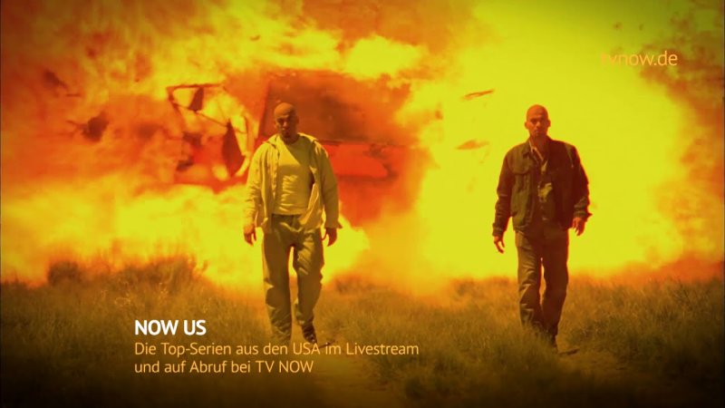 Парень на фоне взрыва