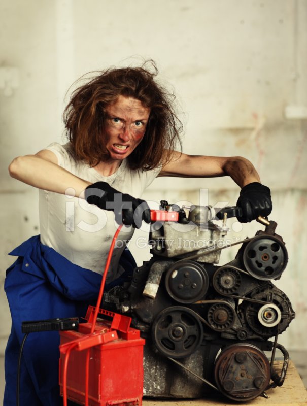 Девушка автомеханик