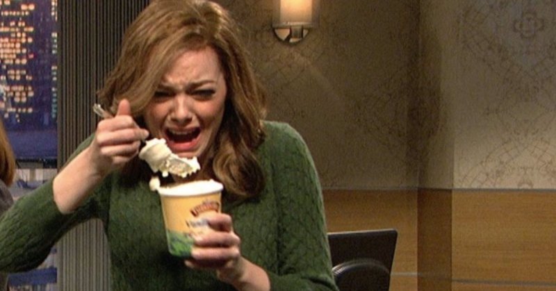 Девушка ест мороженое