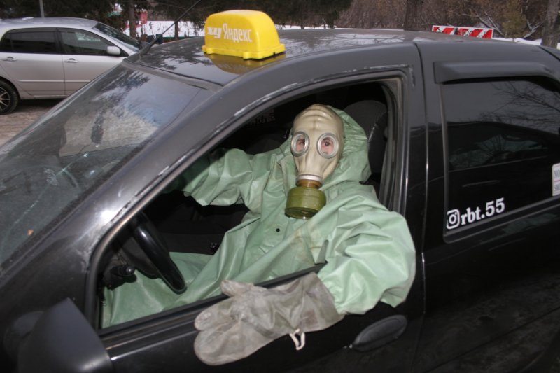 Таксист в противогазе