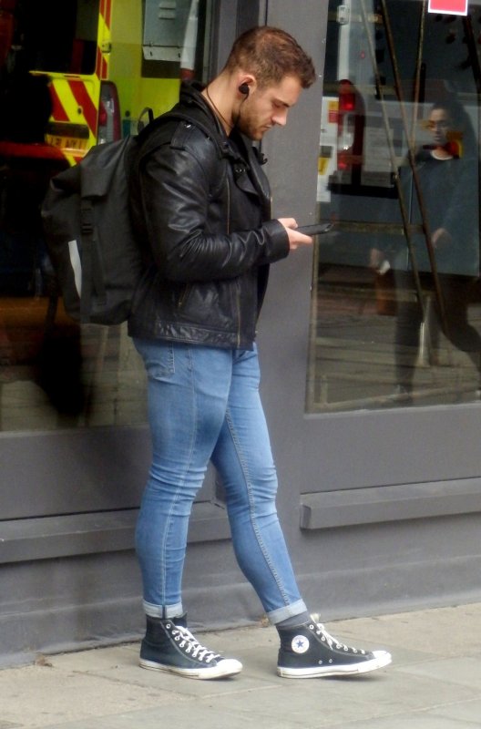 Мужчины в облегающих джинсах