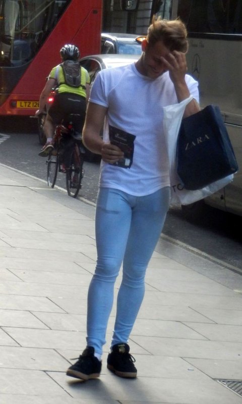 Мужчины в облегающих джинсах