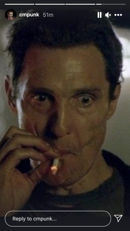 Метью Макконахи курит