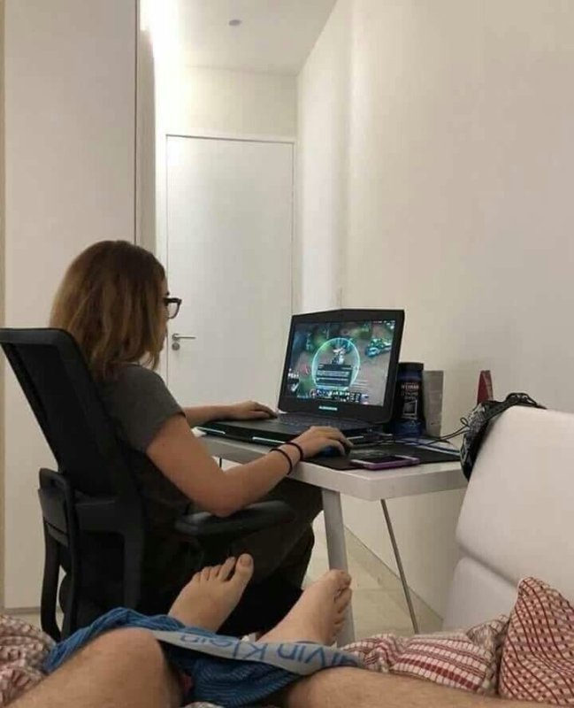 Девушка задрот