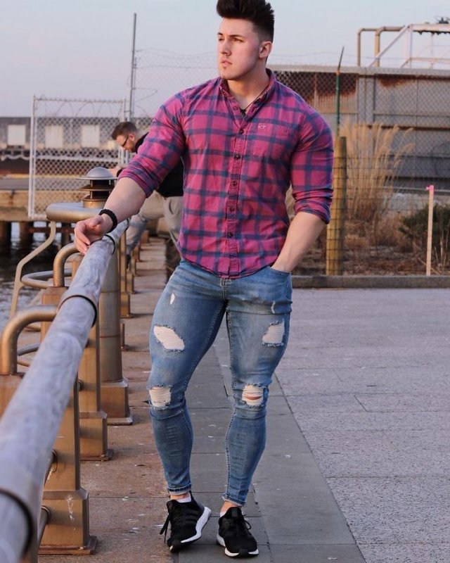 Мужики за 30 в узких джинсах