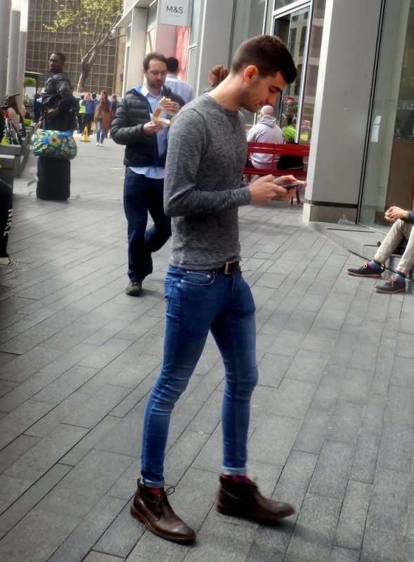 Парни в узких джинсах