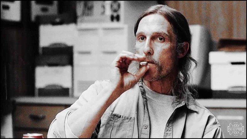 Мэттью Макконахи курит