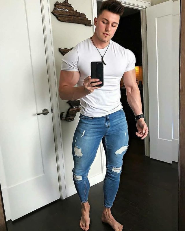 Парни в обтягивающих джинсах