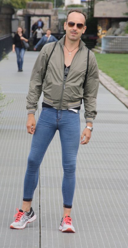 Парни в узких джинсах