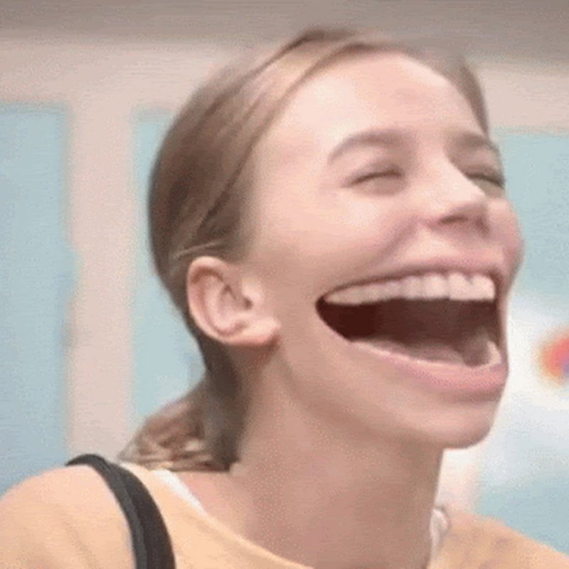 Девушка с большим ртом смеется