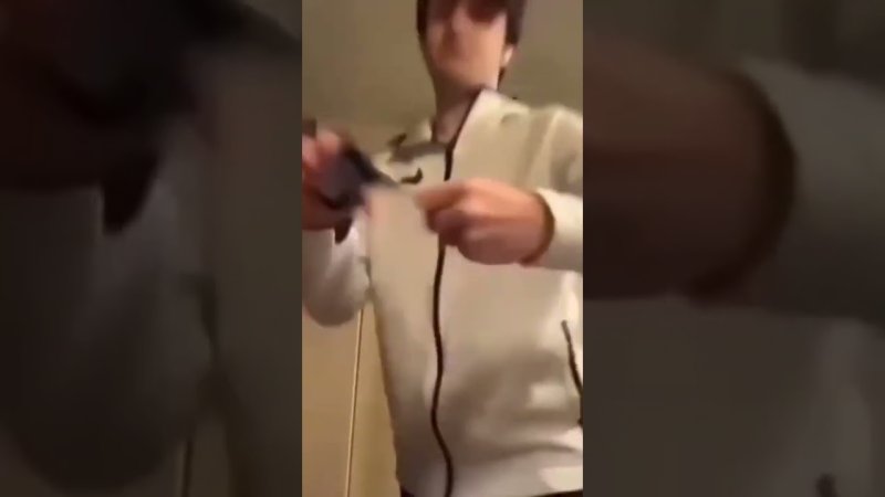 Чувак который стучит по экрану видео