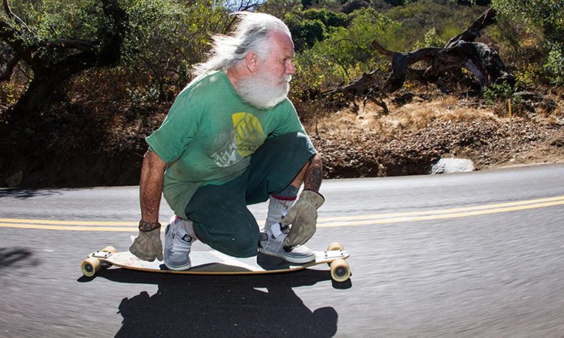 Дед на скейтборде