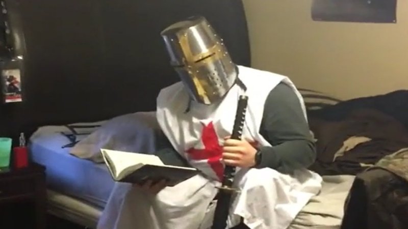 Крестоносец с дробовиком Мем