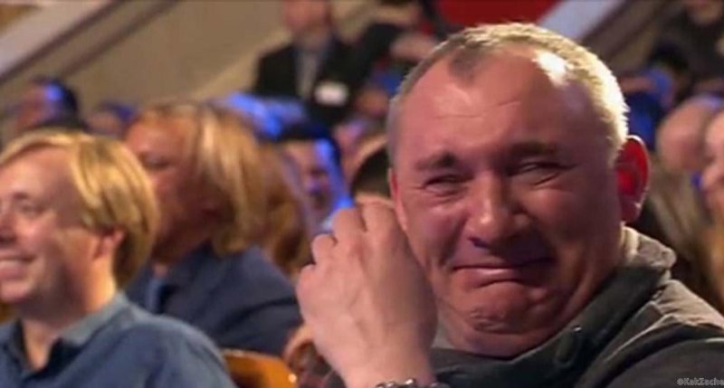 Рыдает от смеха