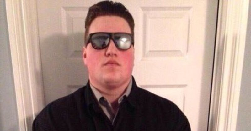 Мужик открывает дверь