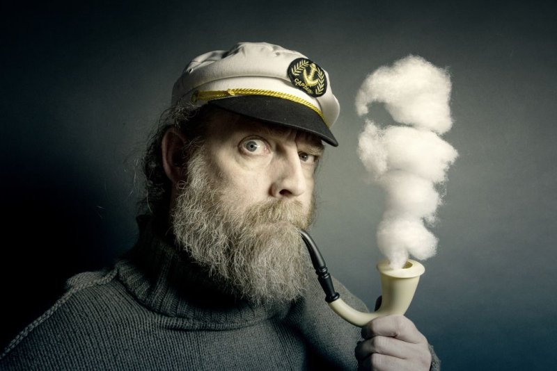 Курит трубку