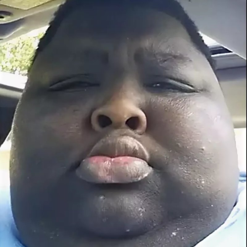 Толстый черный мальчик