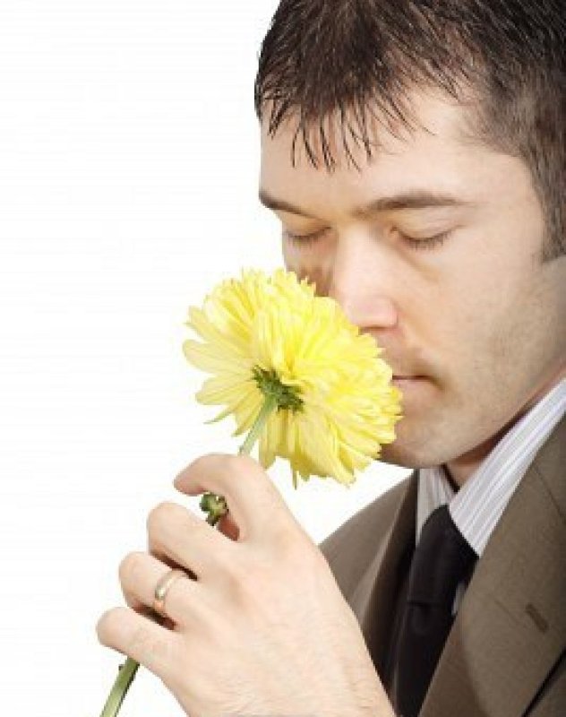 Человек нюхает цветок