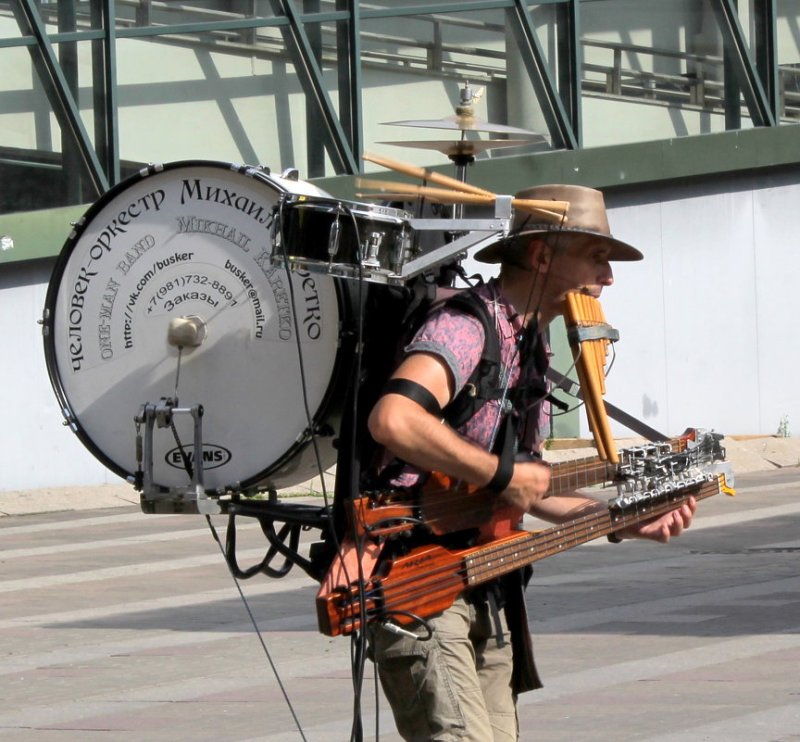 Человек оркестр музыкант