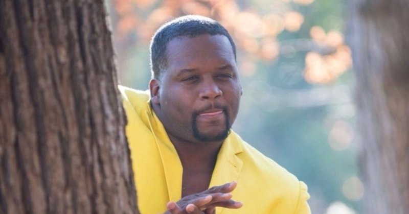 Мем негр в желтом пиджаке