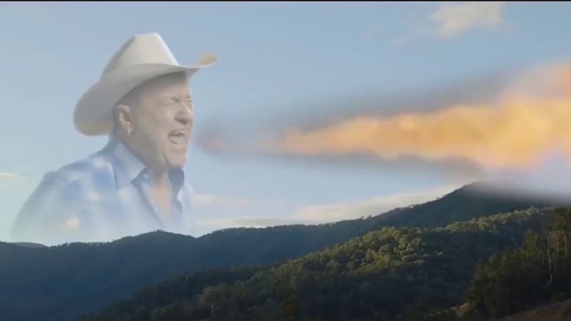 Мужик орёт на фоне гор