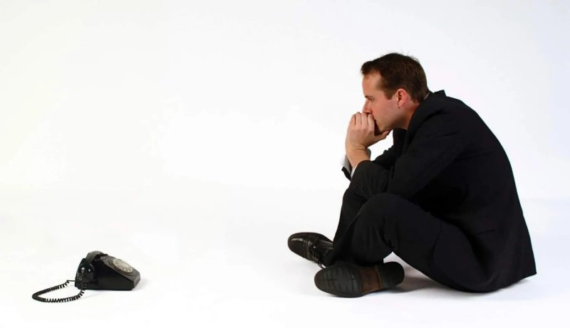 Парень ждет звонка