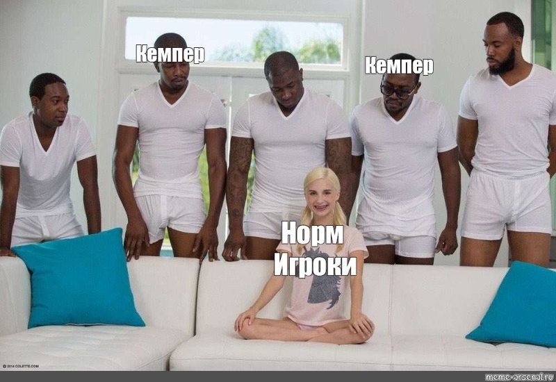 Девушка в окружении негров