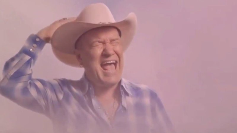 Мужик в шляпе орет