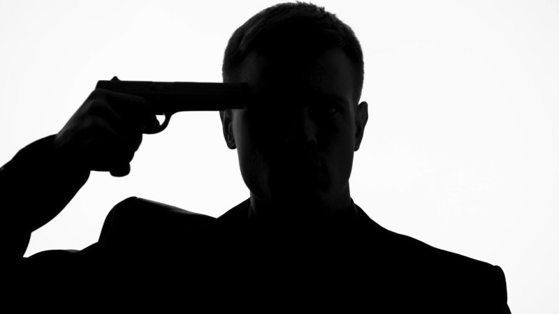 Приставил пистолет к голове
