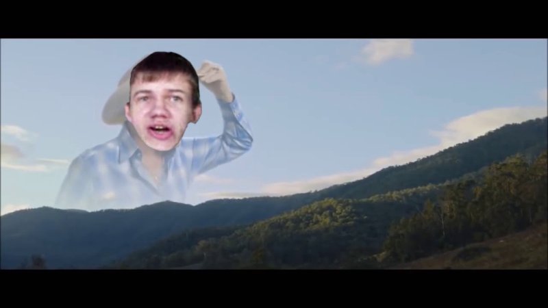 Орет на фоне гор