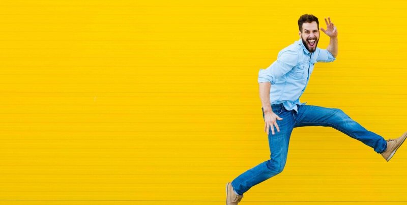 Человек на однотонном фоне