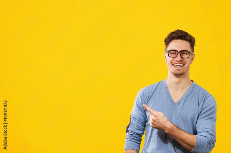 Парень на оранжевом фоне