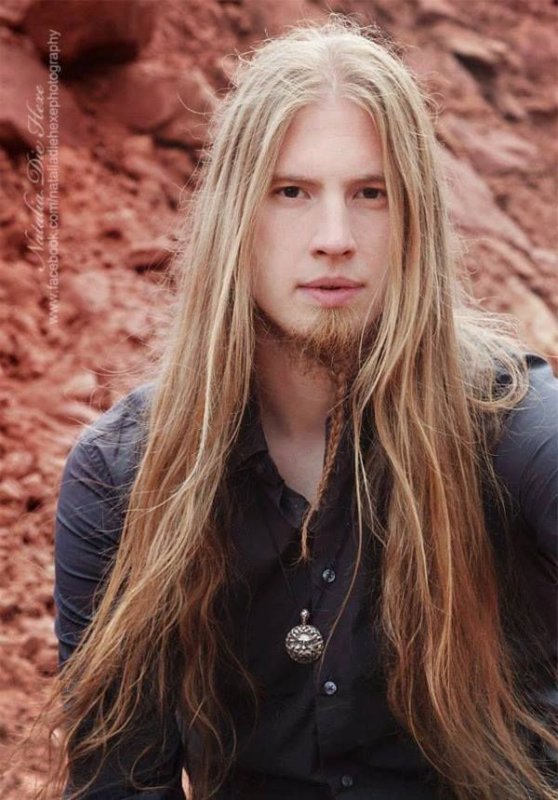 Парни с длинными волосами